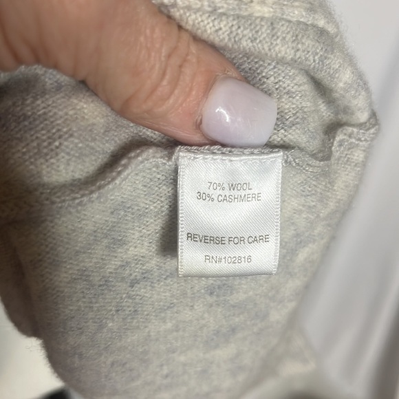 Garnet Hill Cashmere  Wool Oversized Kangaroo Pocket Turtleneck Sweater - Picture 9 of 10